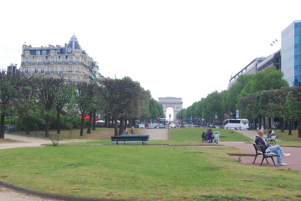 Av de la Grande Armée et l'Arc du Triomphe by Juan A. Malo de Molina