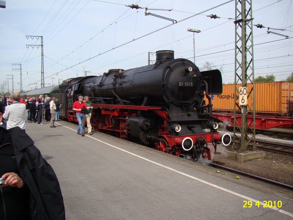 1028 29.04-02.05.10 SSN Bebra Express 11 29-04-2010 Bahnhof Emmerich De 01 1075 aan het perron by paklos