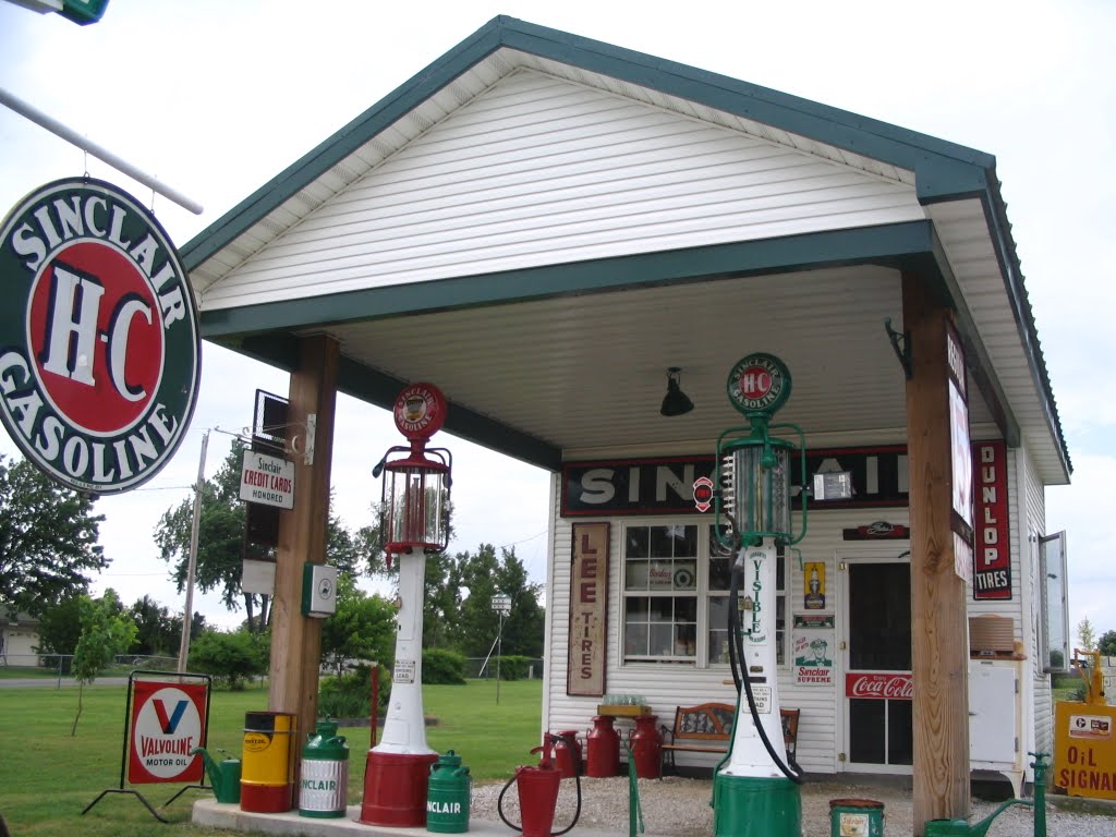 Old Sinclair gas station/museum in Gay Parita, Missouri by aezekowitz