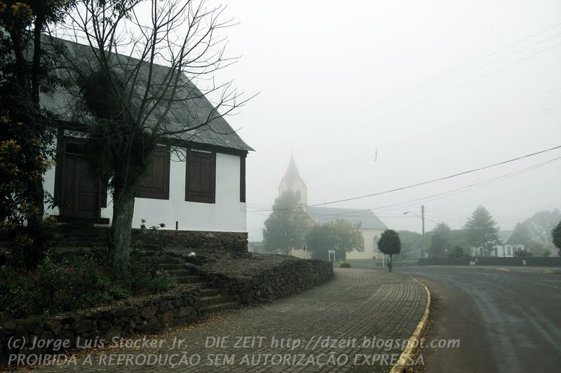 Centro de Linha Nova (RS) sob neblina by Jorge Luís Stocker Jr [thesapox]