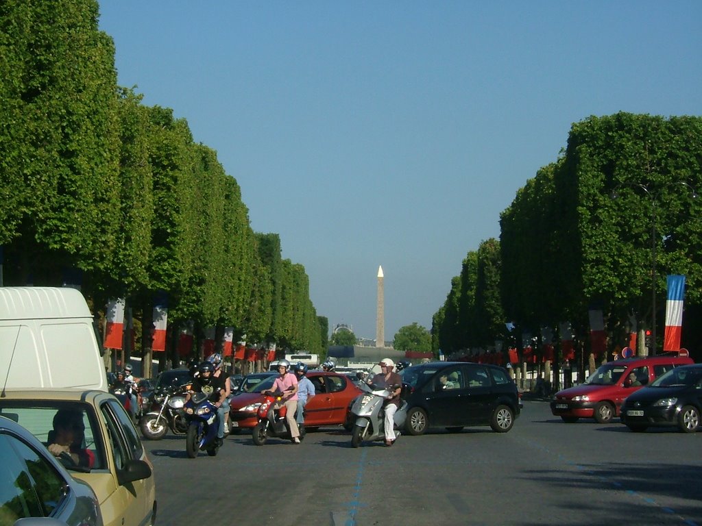 Champs Elysées et Obelisk de La Concorde by AlexMatos