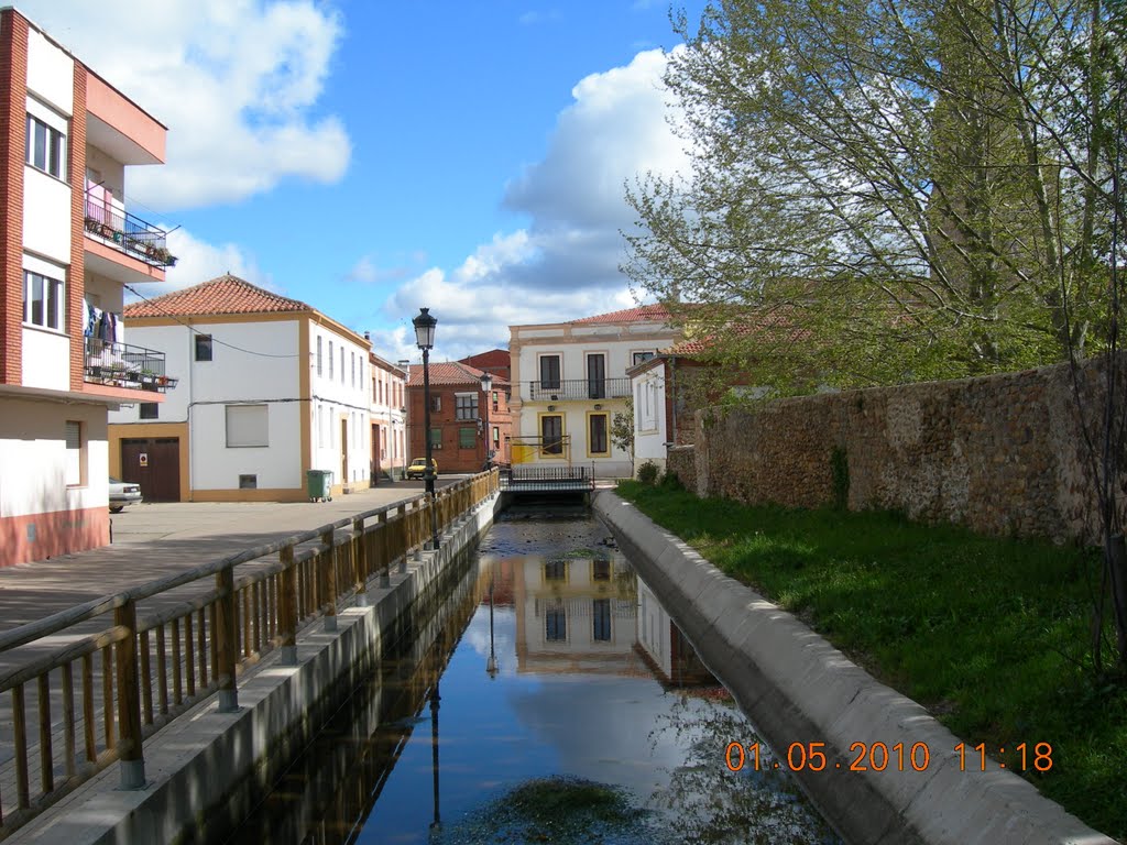 Desde la puerta del Monasterio Cisterciense - Carrizo de la Ribera by Walter Carrizo