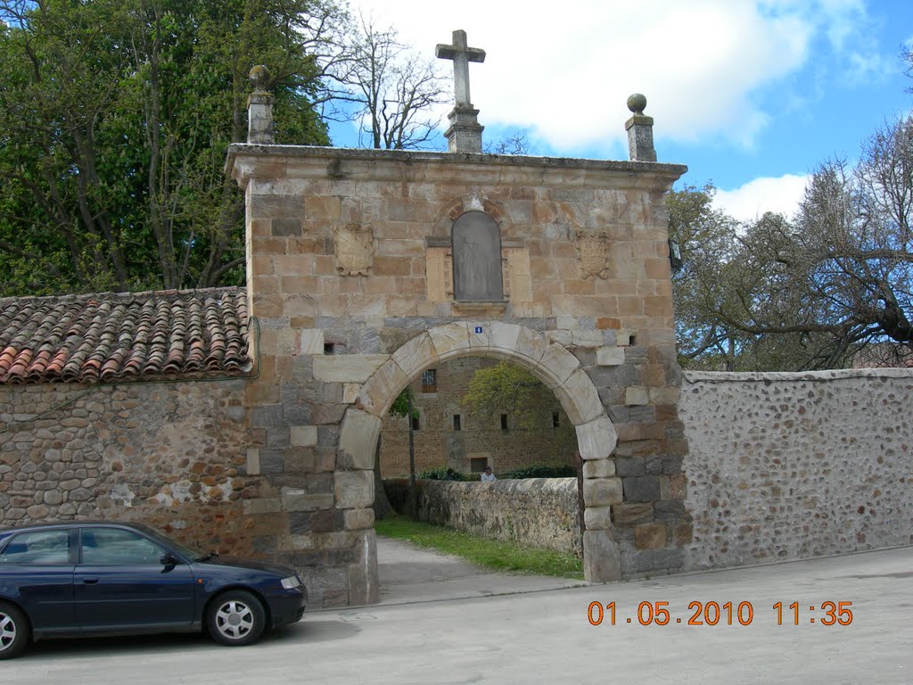 La entrada al Monasterio - Carrizo de la Ribera by Walter Carrizo