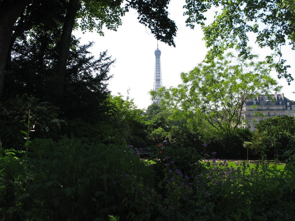 Tour Eiffel vu du square d'Ajaccio à Paris le 19/05/2010 by eric DELVA