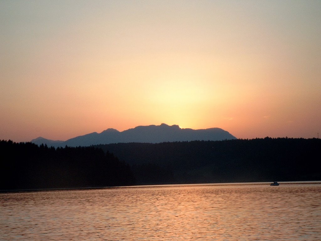 Faaker See bei Sonnenuntergang mit Dobratsch by ginaluna