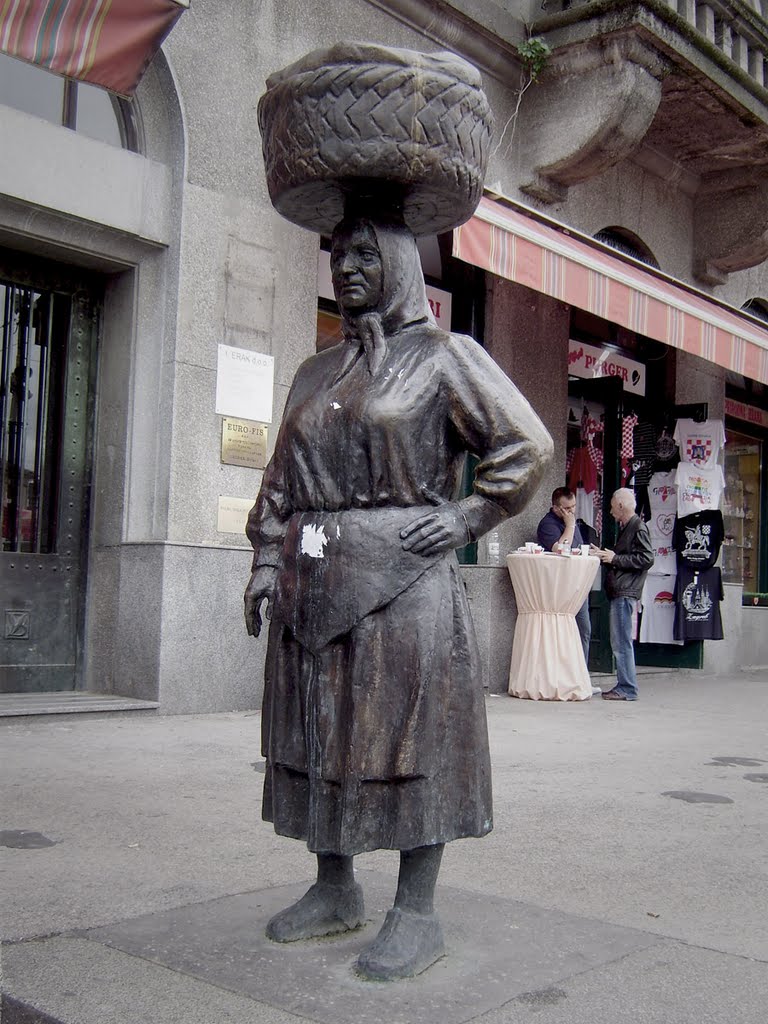 Zagreb - Kip posvećen kumici / Statue on Dolac by Marcel Mlinarić - CROATIA