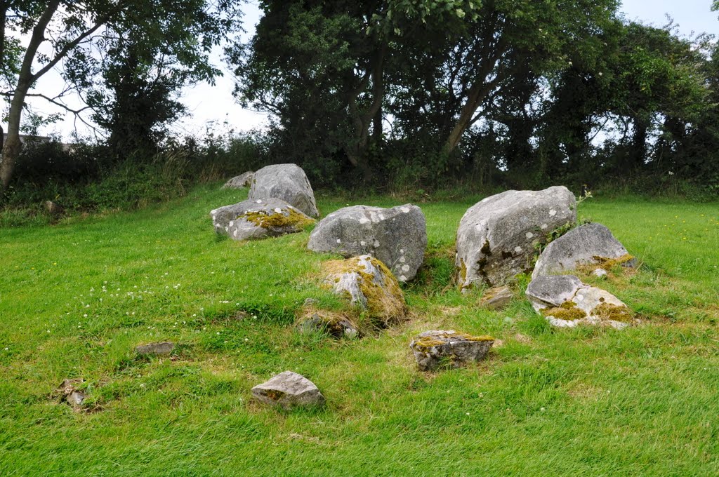 Tomb at Carrowmore Megalithic Cemetery, Ireland. by Nicola e Pina Irlanda 2009