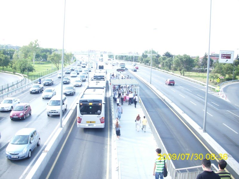 Altunizade Metrobüs Durağı by Ercan Gülsever