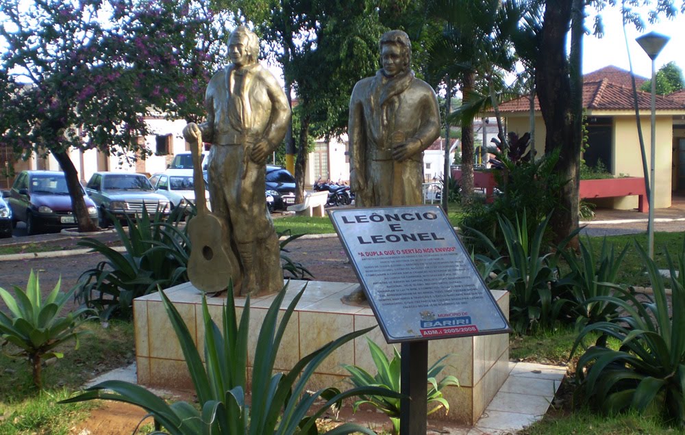 Escultura Em Homenagem Aos Cantores Sertanejos Leôncio E Leonel by Pedro Aguinaldo