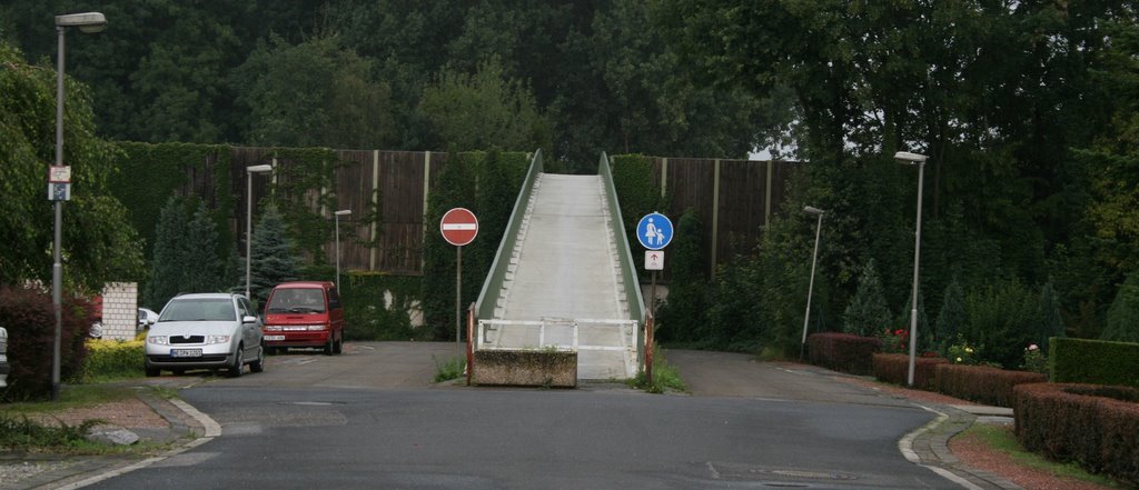 Aufweg zur Füssgängerbrücke über die A52 by DrDope