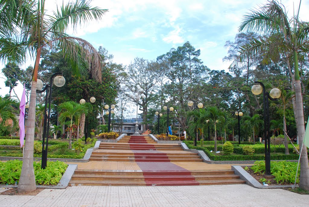 Quảng trường Bạch Đằng by Pon Lư-ពេជ្រពន្លឺ