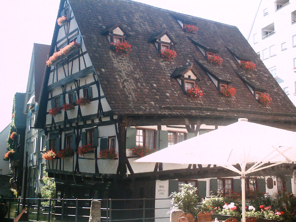 Vecchia Ulm-questo è un hotel,ma per metà ha ceduto la struttura,quindi ha delle stanze in pendenza.Confrontate con l'ombrellone!!! Germany  Bad Wurttemberg 7/07 by Fabrizio Marangon