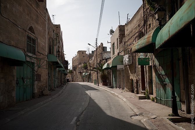 Old city of Hebron - Abandoned market place. Sellers left they shops after Baruch Goldstein massacre - according to army request. Hebron settlers used the situation and redeemed part of the buildings, but they not allowed to live there by vizAviz