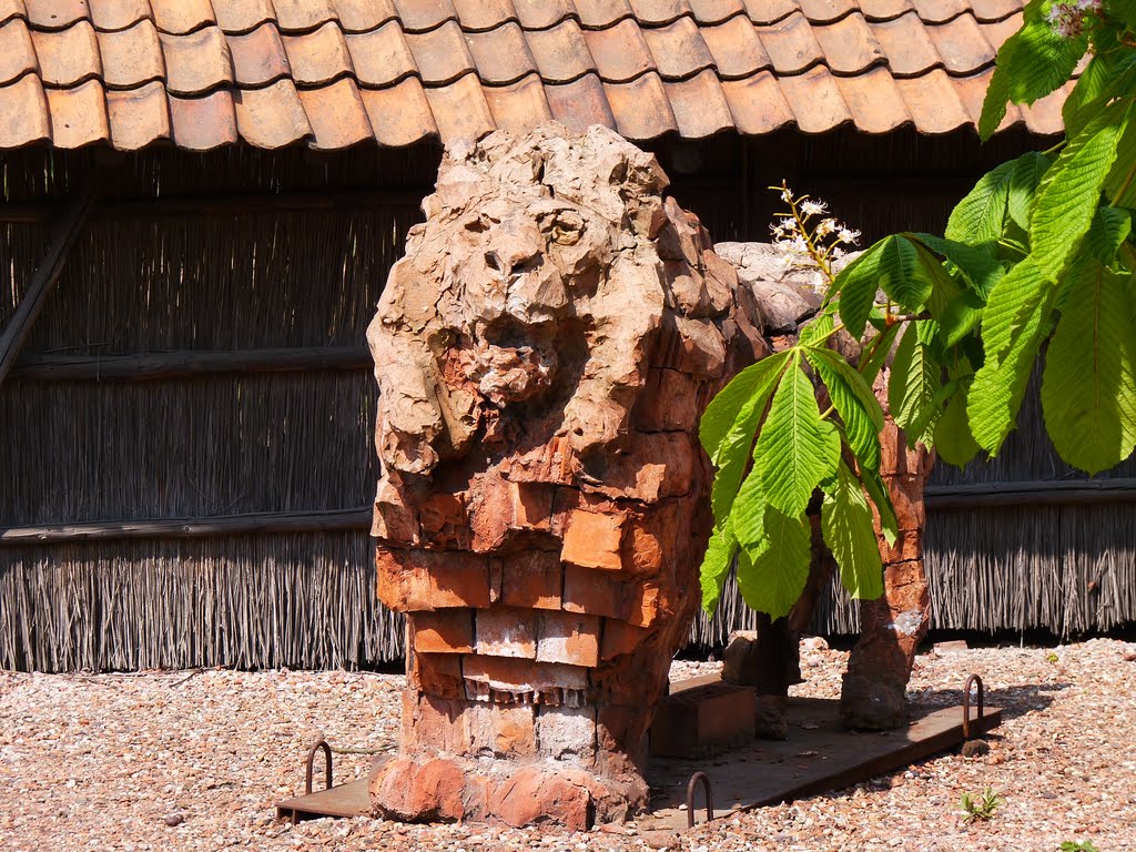 Lion de brique by Rudy Pické