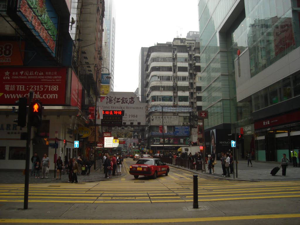 三岔路口好多黄线 So many yellow lines on the street in Hong Kong by 五湖四海