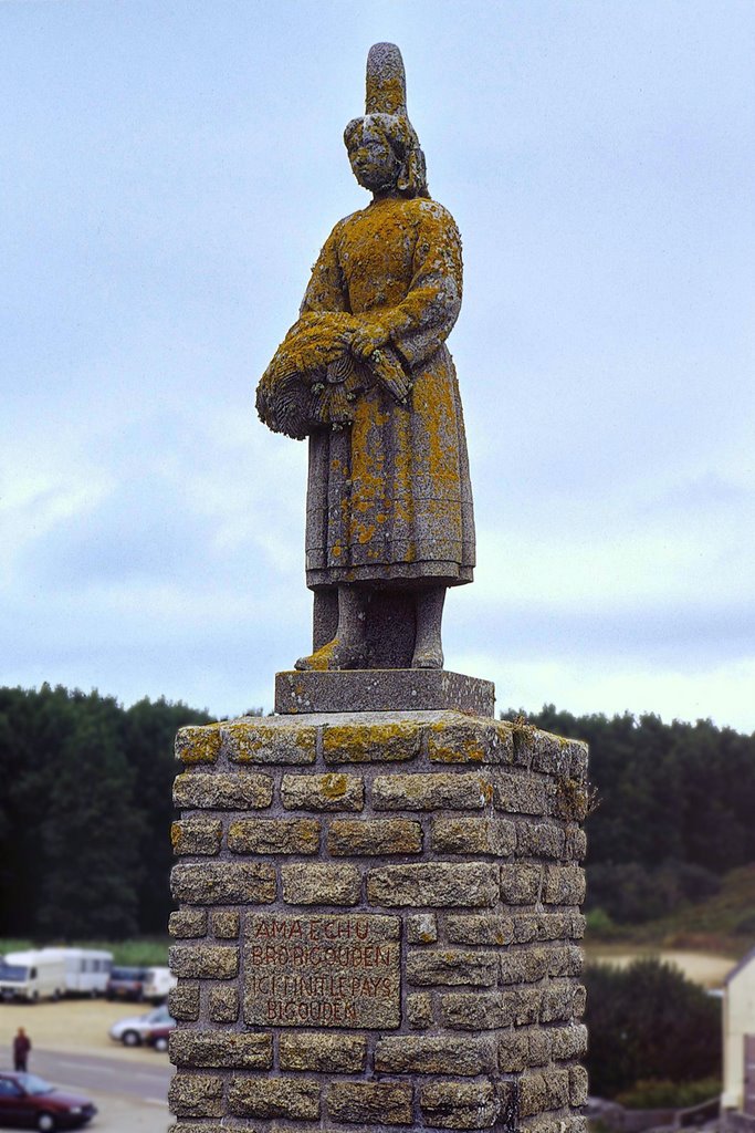 Pors Poul'Han, monumento a Le Bigoudene, agosto 2001 by Marco Ferrari