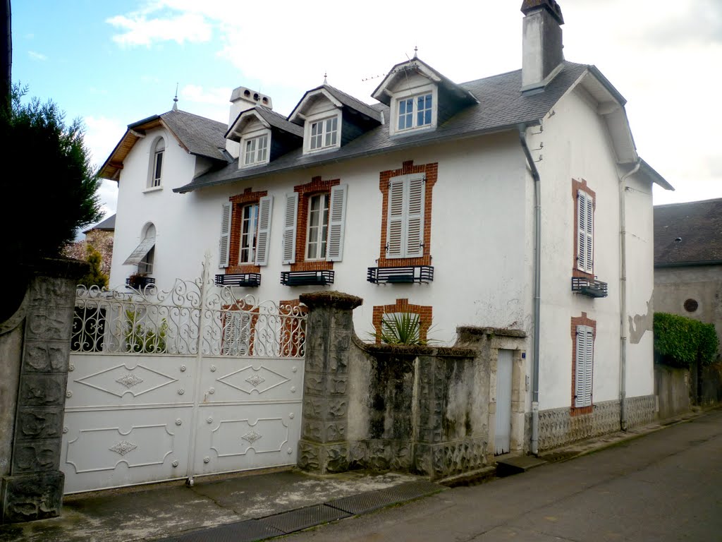 Bordères - La maison de François Bayrou by Sémoy