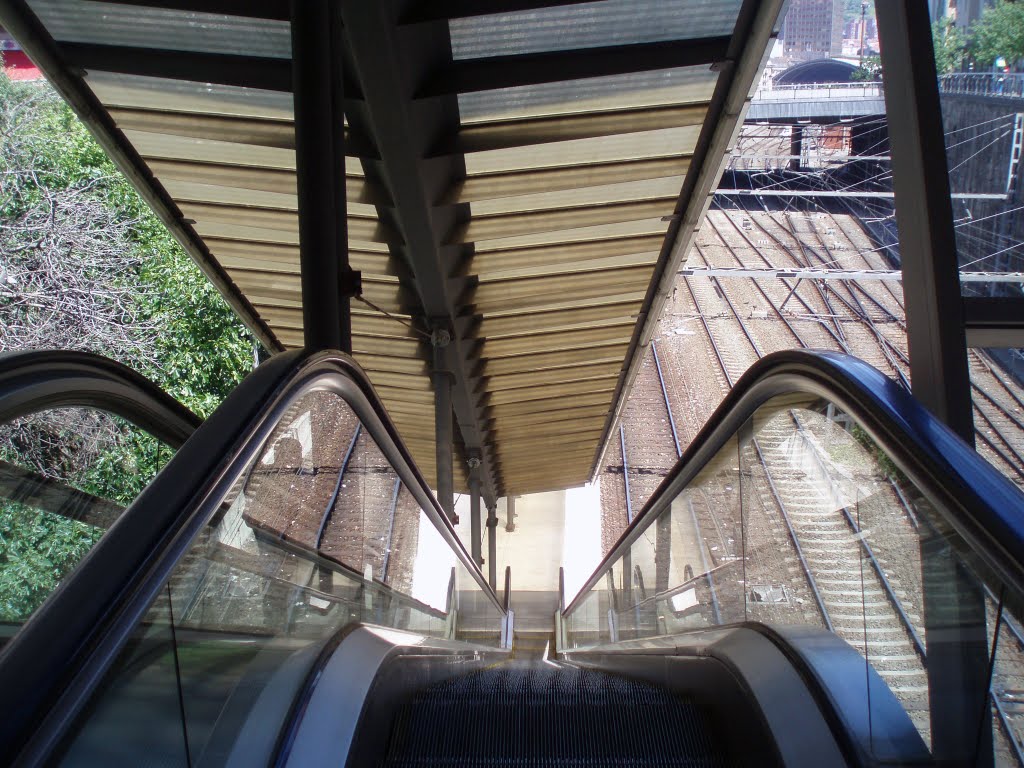 Escaleras de acceso a los andenes de la estación de tren de Zabálburu by xabier3007