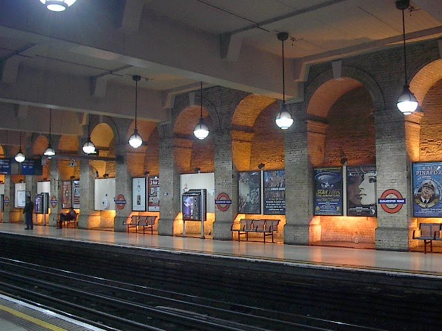 Gloucester Rd Tube Station by planetxan