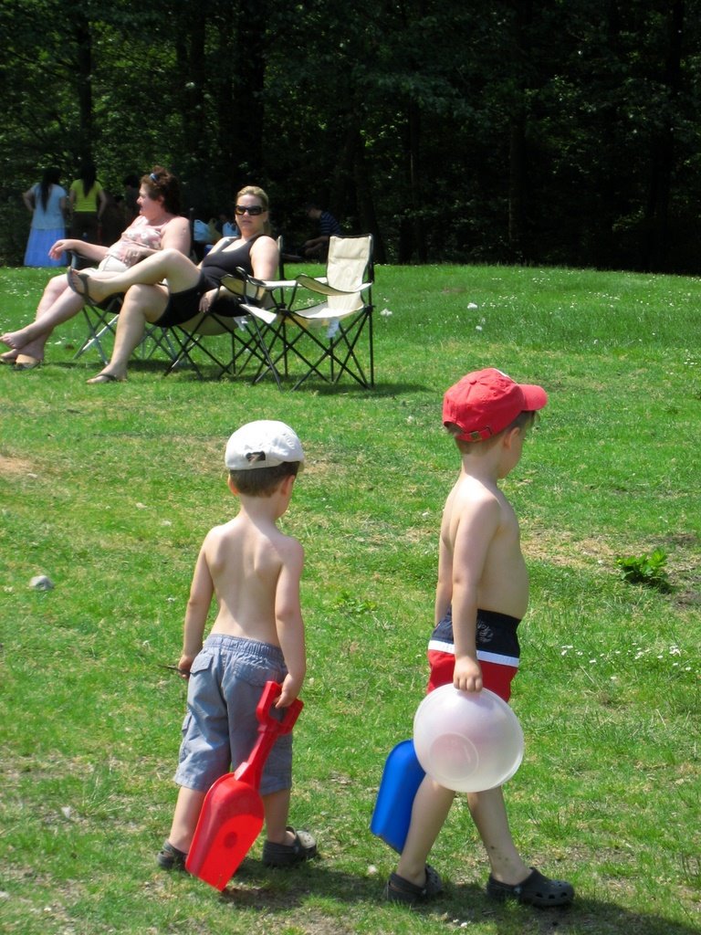 Barnet Beach Park tow boys by Phil.茹