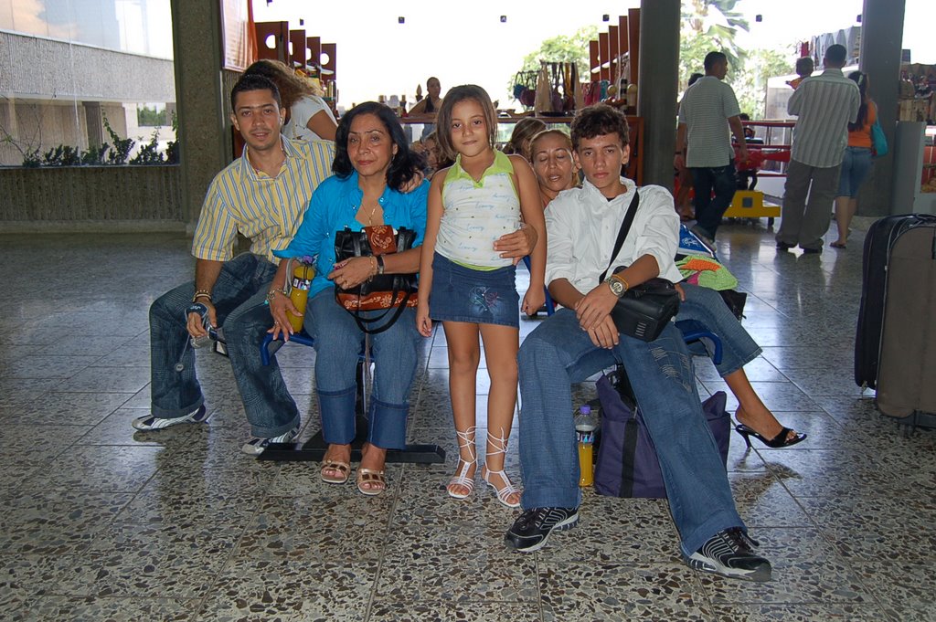 Despedida en el Aeropuerto de Barranquilla by JOSE LUIS PORTACIO