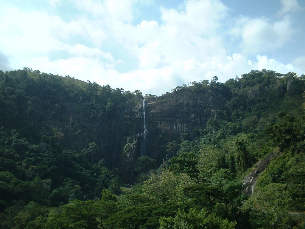 Diyaluma Falls by Romesh G