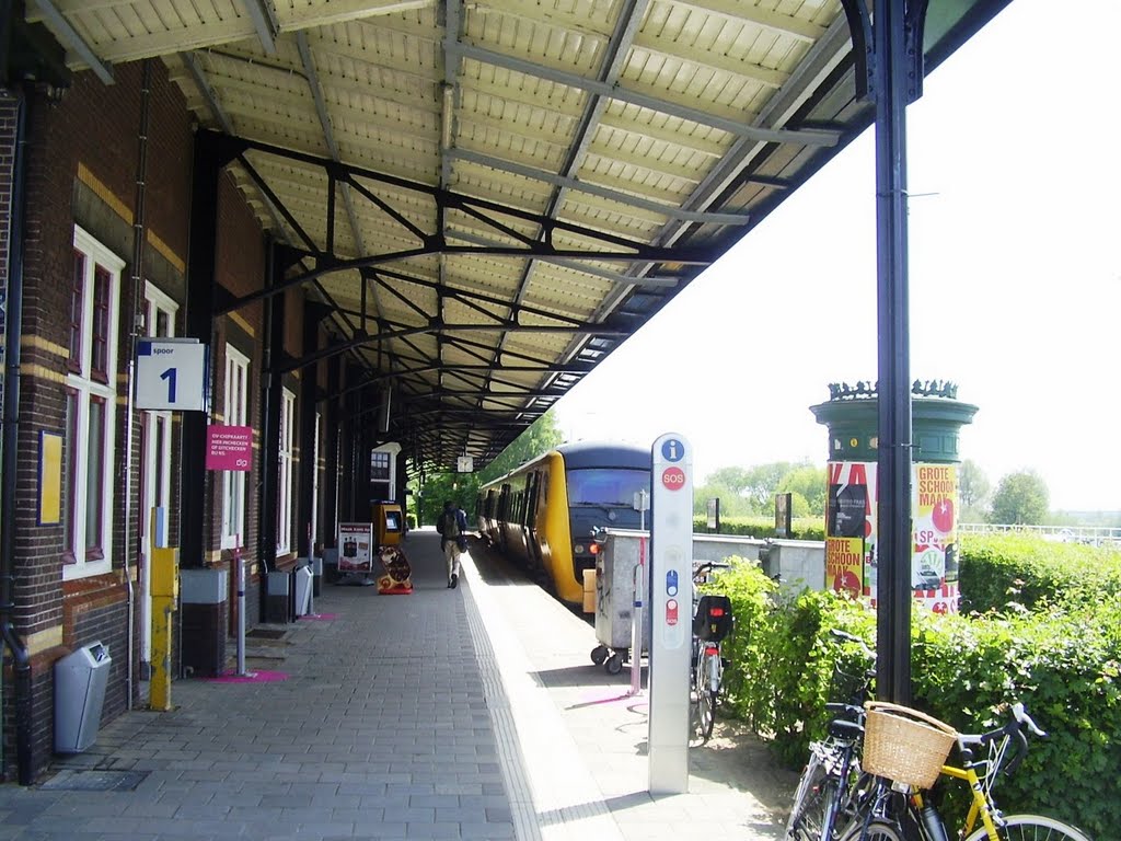 Station Kampen met verkiezingszuil by Waldo Gadellaa