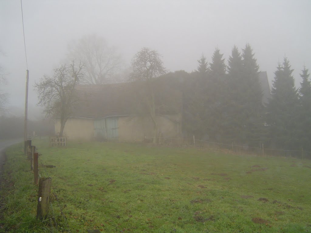 Nebel jahreswende, ein in der mitte eingebrochenes haus by Elkeringhausen