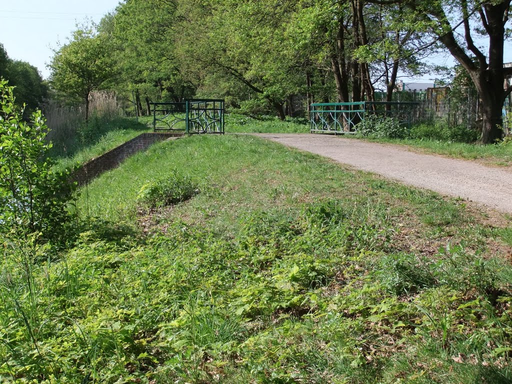 Bruggetje waar de Sprengen in het Apeldoorns kanaal uitkomt by marcelk-nl