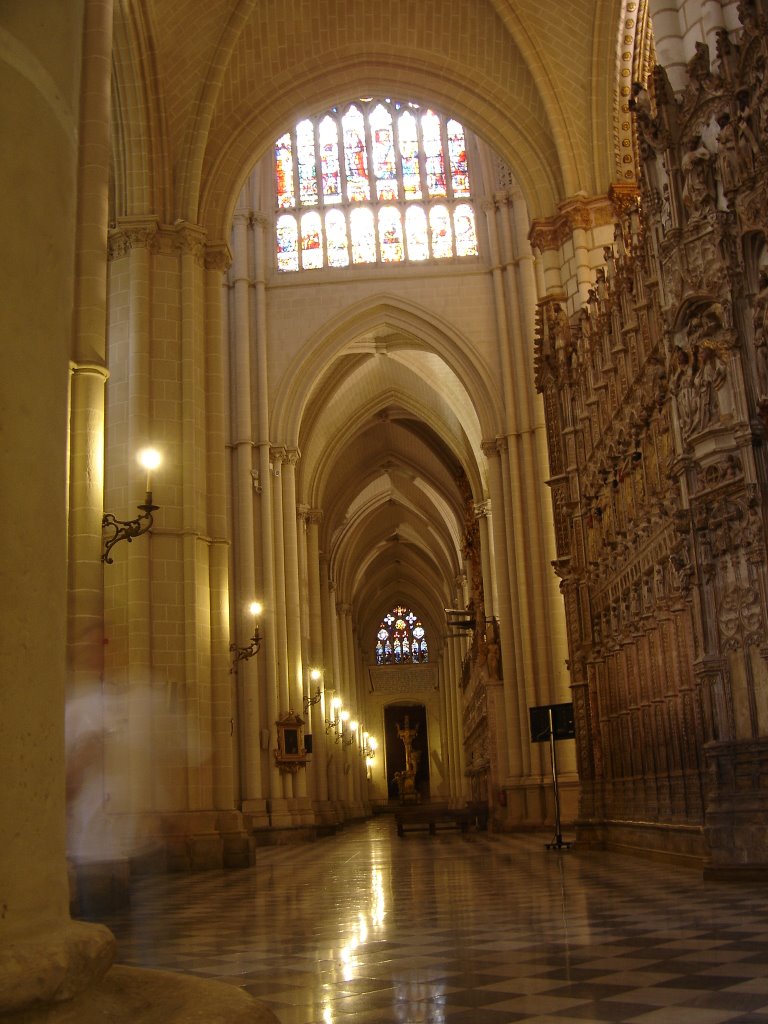 Interior catedral de Toledo by Ignacio Lecaros U