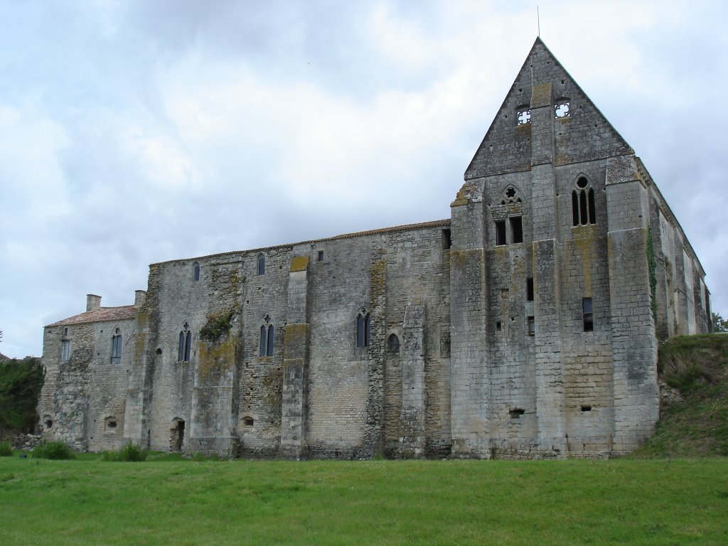 Abbaye de Maillezais by Joost van Bennekom