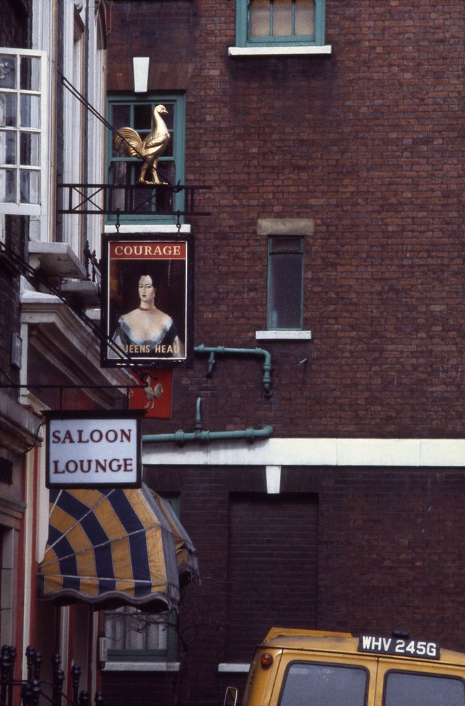 Queens Head Pub by Jean-Marc SILVESTRE