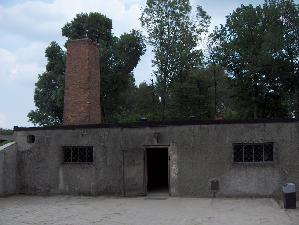 Crematorium and Gas Chamber in Auschwitz I - Auschwitz 1. Bölümdeki Krematoryum ve Gaz Odası by framant