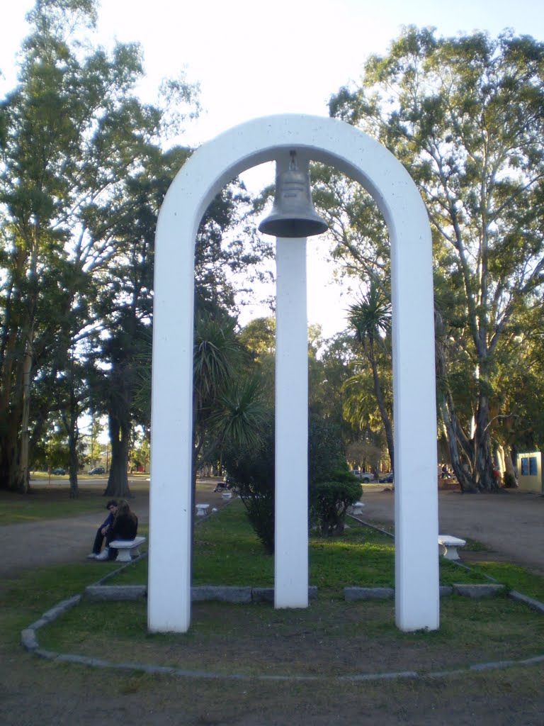 Arco y Campana Monumento General San Martin Parque de Mayo by Néstor A. Hartung