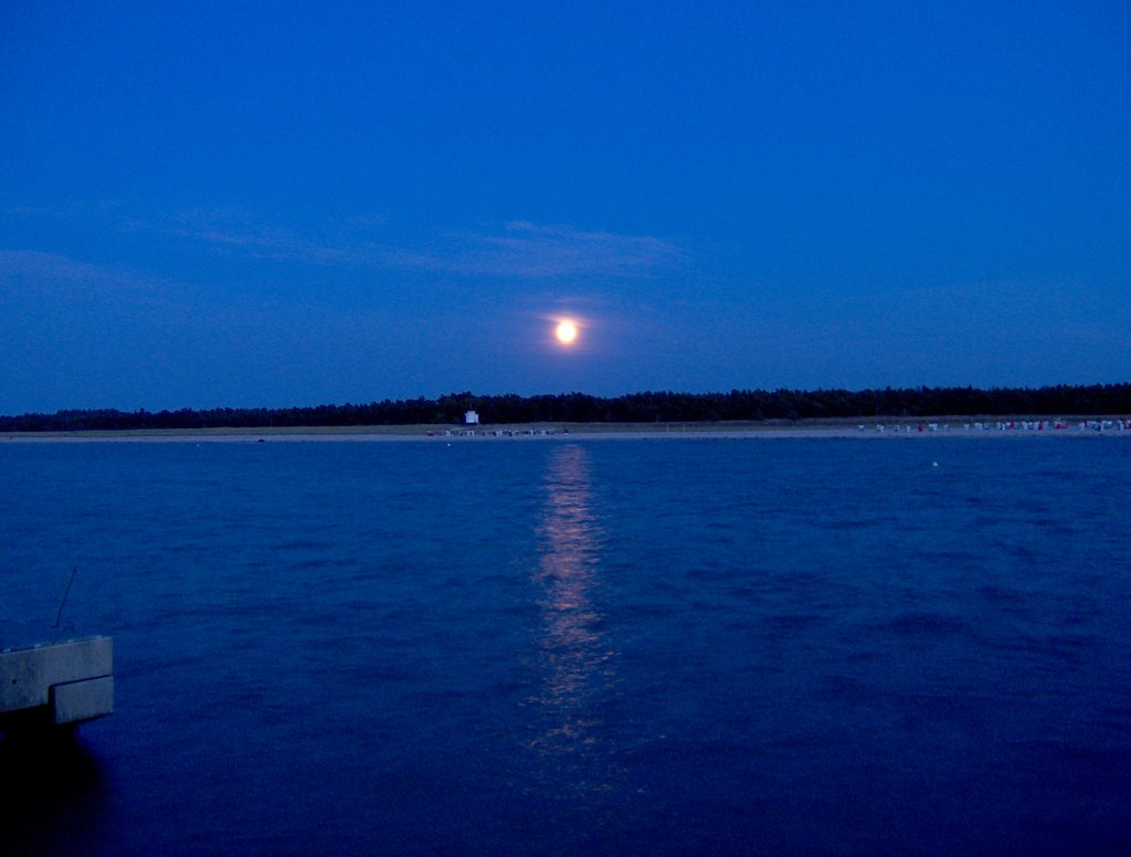 Strand und Mond by www.kingstevo.de.vu