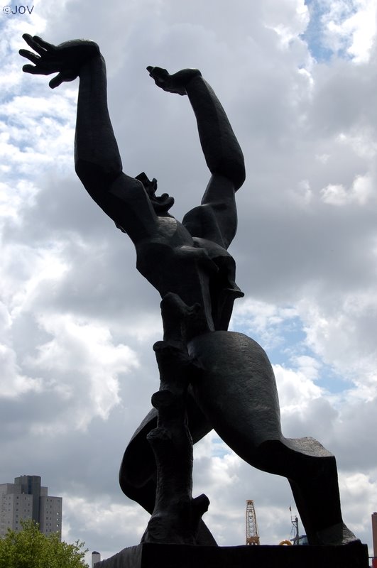 The Destroyed City - Zadkine by Jeroen Overbeek