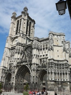 Façade de la Cathédrale St-Pierre St Paul (2) by zagreus