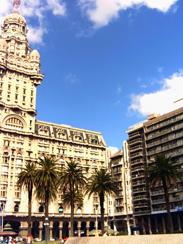 Plaza Independencia by Rodrigo Barba