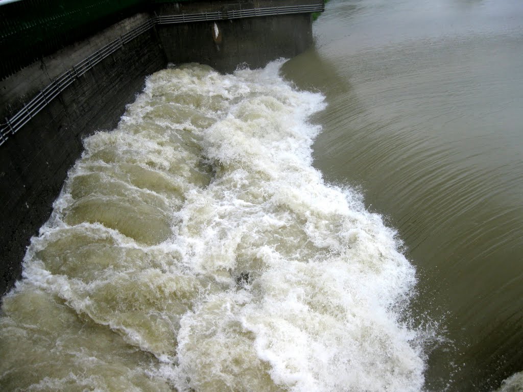 Spillway of the dam Sance during dammed water 2010 by superb2T6