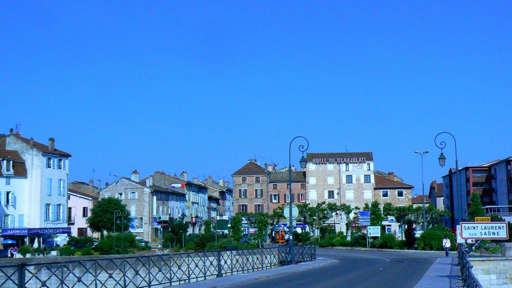 Entrée de Saint-Laurent-sur-Saône (Ain) by Alain TREBOZ