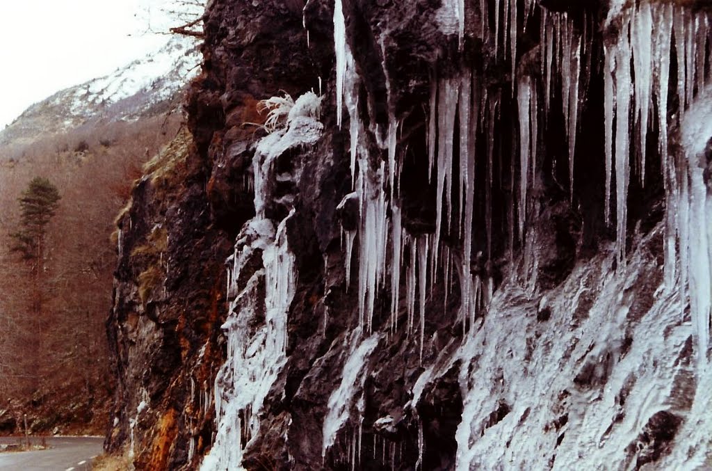 Knives made of ice (1996) by José Caballero García