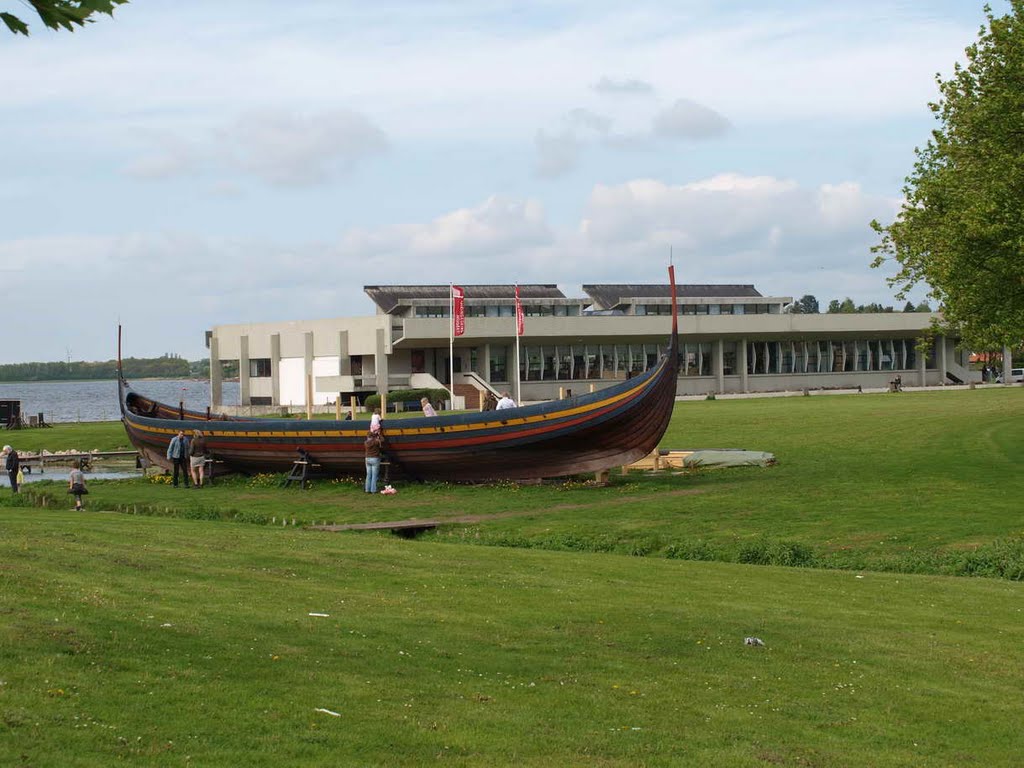 Vikingeskibsmuseet by Olav Sejeroe