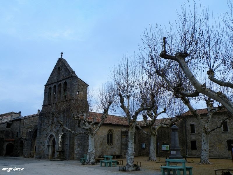 Ailhon 07, l'église au centre du village by l'ardèchois