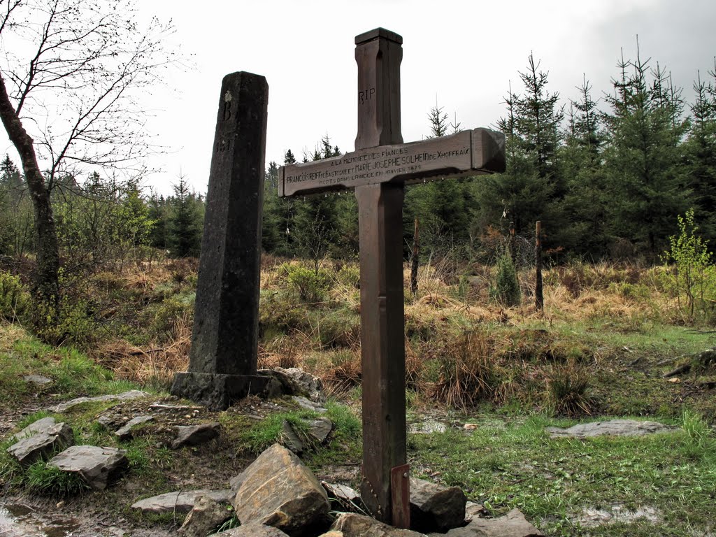 Croix des Fiancés by Hans de Jong