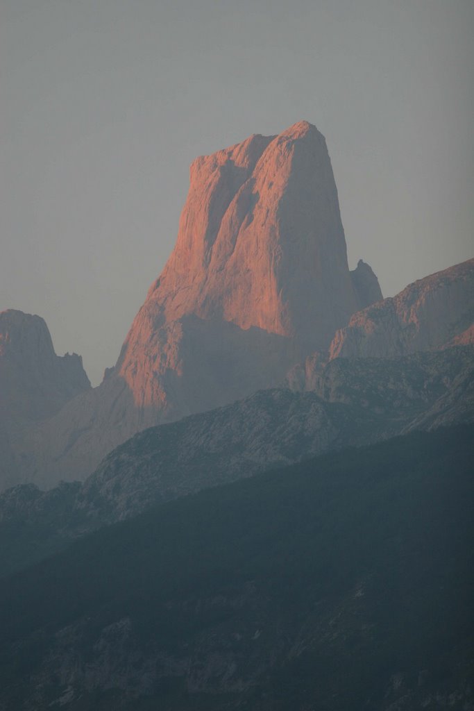 Naranjo Bulnes (mirador Camarmeña) by Pablo Rezola