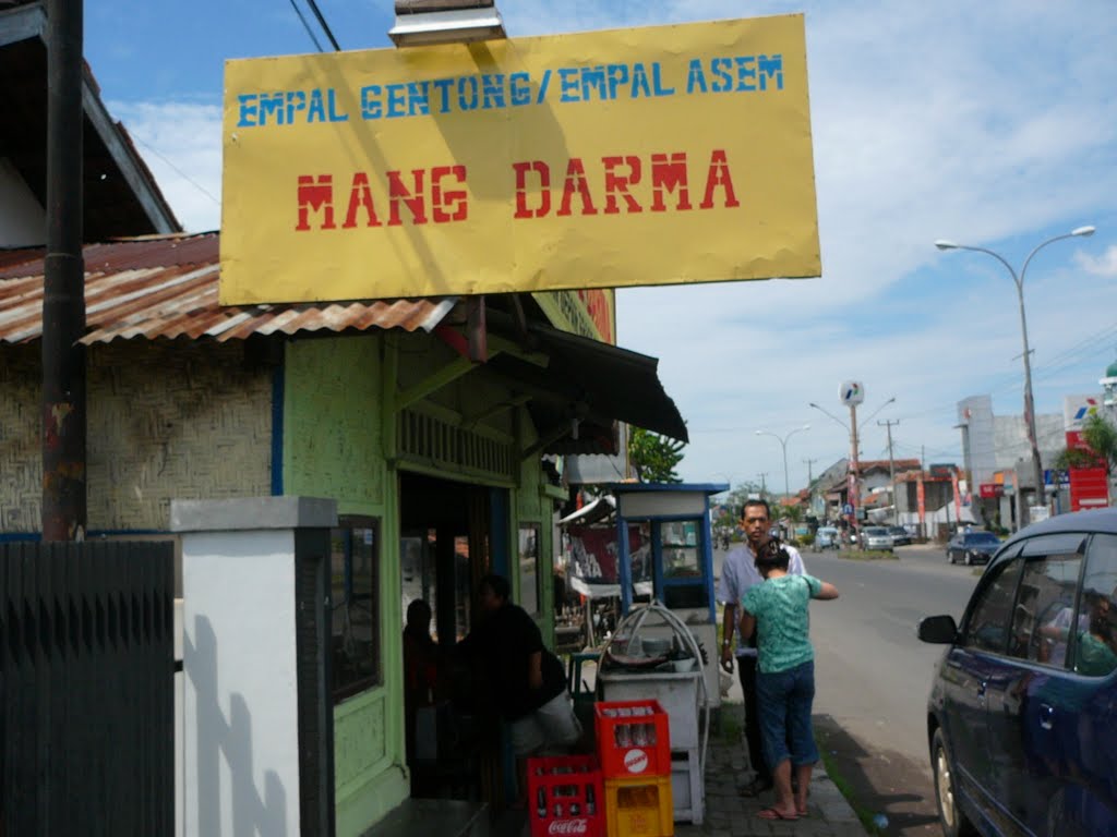 Empal gentong Mang Darma,jl tuparev sebrang pom bensin by sandradalax