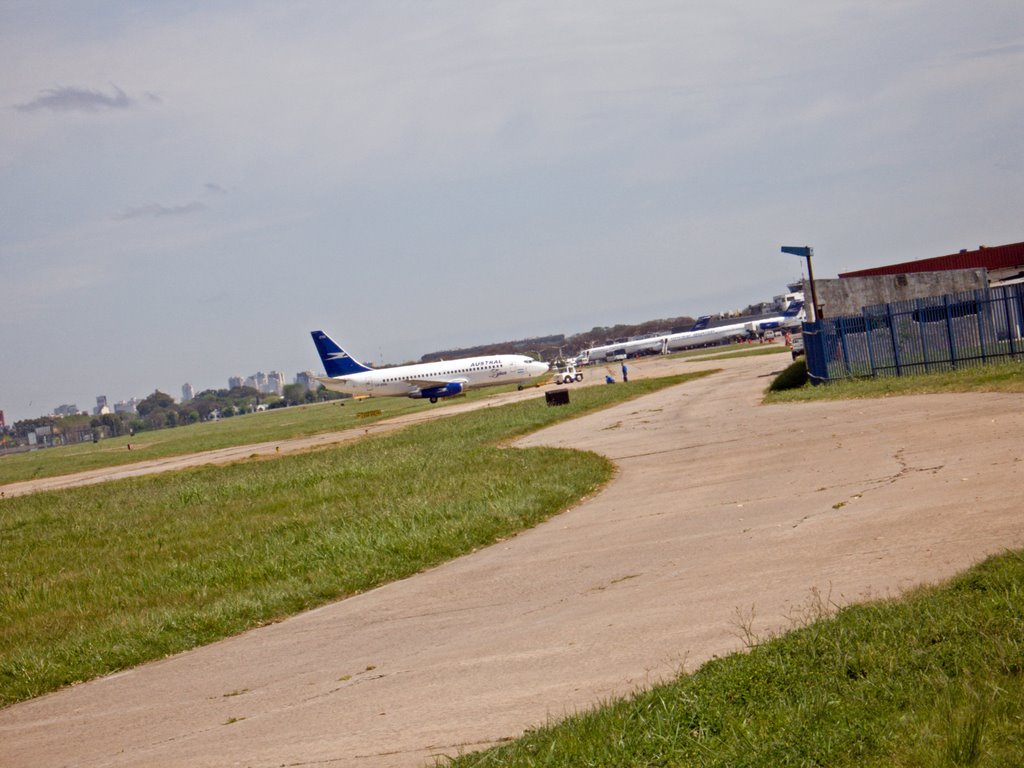 Acarreando Aerolineas Argentinas/Austral hacia la plataforma del Aeropuerto Jorge Newbery by Zorro_ARG