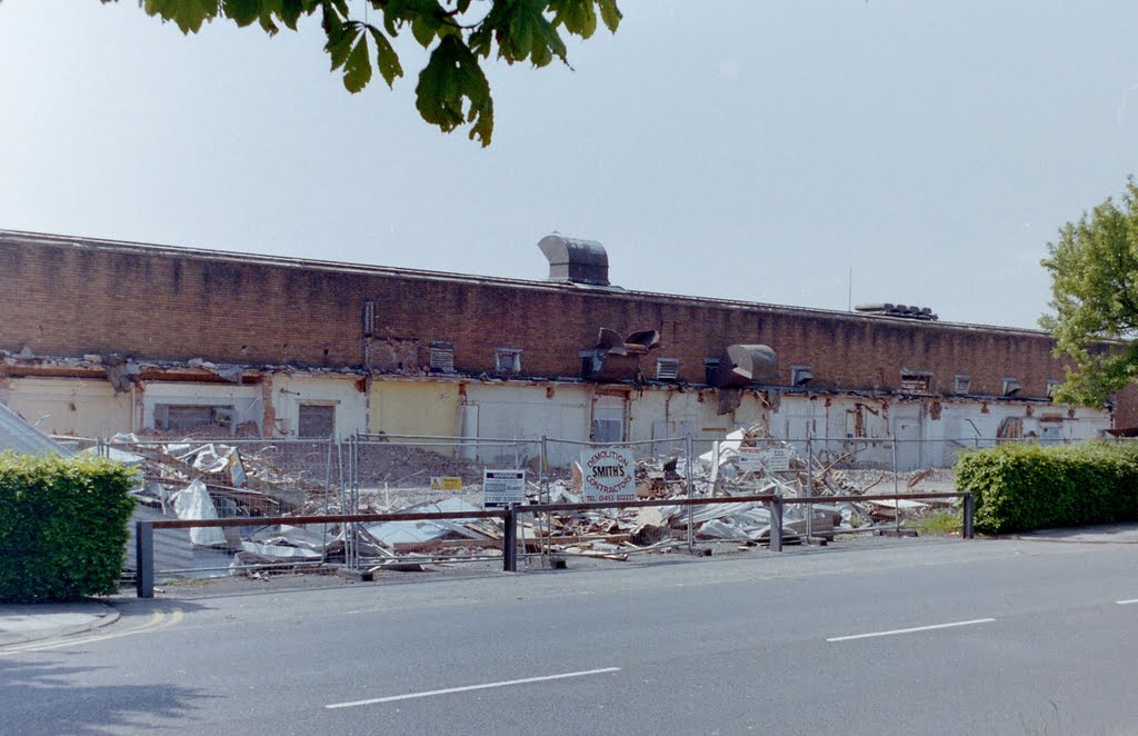 Demolition of VISCOSSUISE Factory Llanishen by chickenlegs