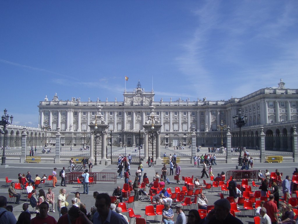 Palacio real desde La Almudena con sillas rojas by GNavarro