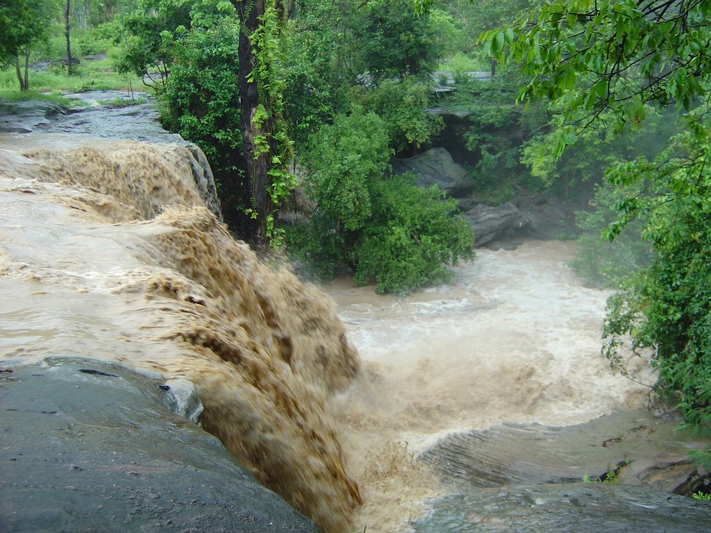 Waterfall near Tha Ton by goblin1980